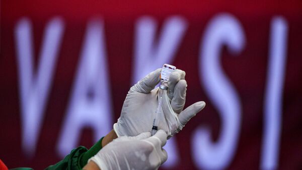 Медицинский работник готовит дозу вакцины Sinovac против коронавируса  - Sputnik Азербайджан