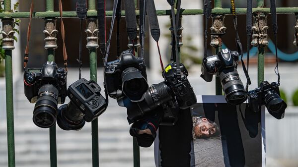 Фотоаппараты висят на решетке, фото из архива - Sputnik Азербайджан