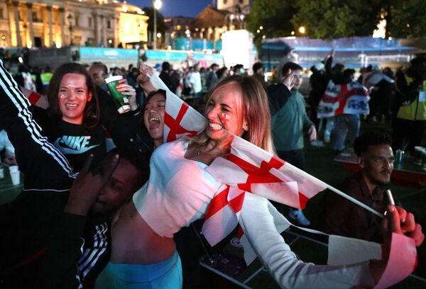 Болельщики Англии празднуют забитый второй гол Англии - Sputnik Азербайджан