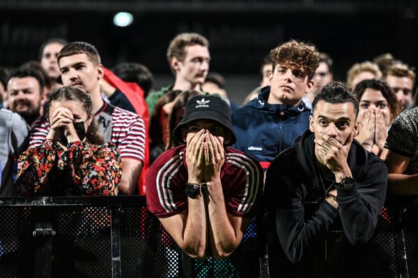 Болельщики Франции реагируют во время трансляции 1/8 финала футбольного матча ЕВРО-2020 - Sputnik Азербайджан