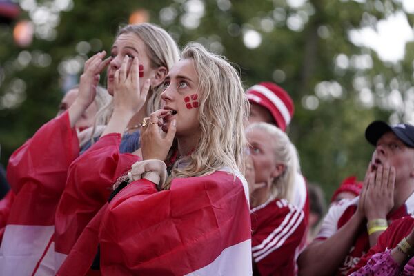 Болельщики Дании смотрят матч на большом экране в Тиволи в Копенгагене - Sputnik Азербайджан