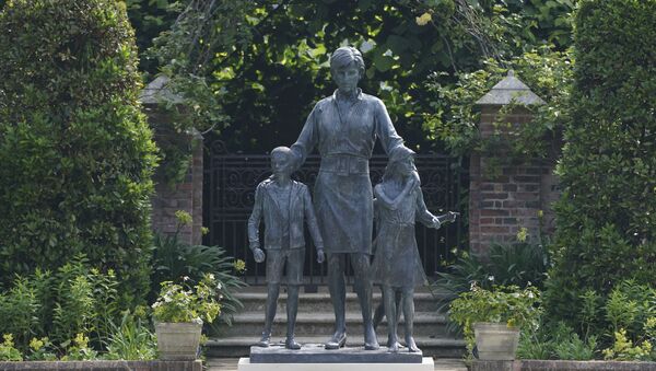 Памятник принцессе Диане в саду Кенсингтонского дворца - Sputnik Азербайджан