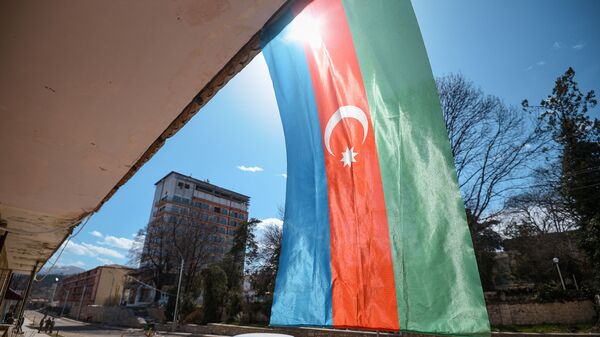 Флаг Азербайджана на одном из зданий в Шуше - Sputnik Азербайджан