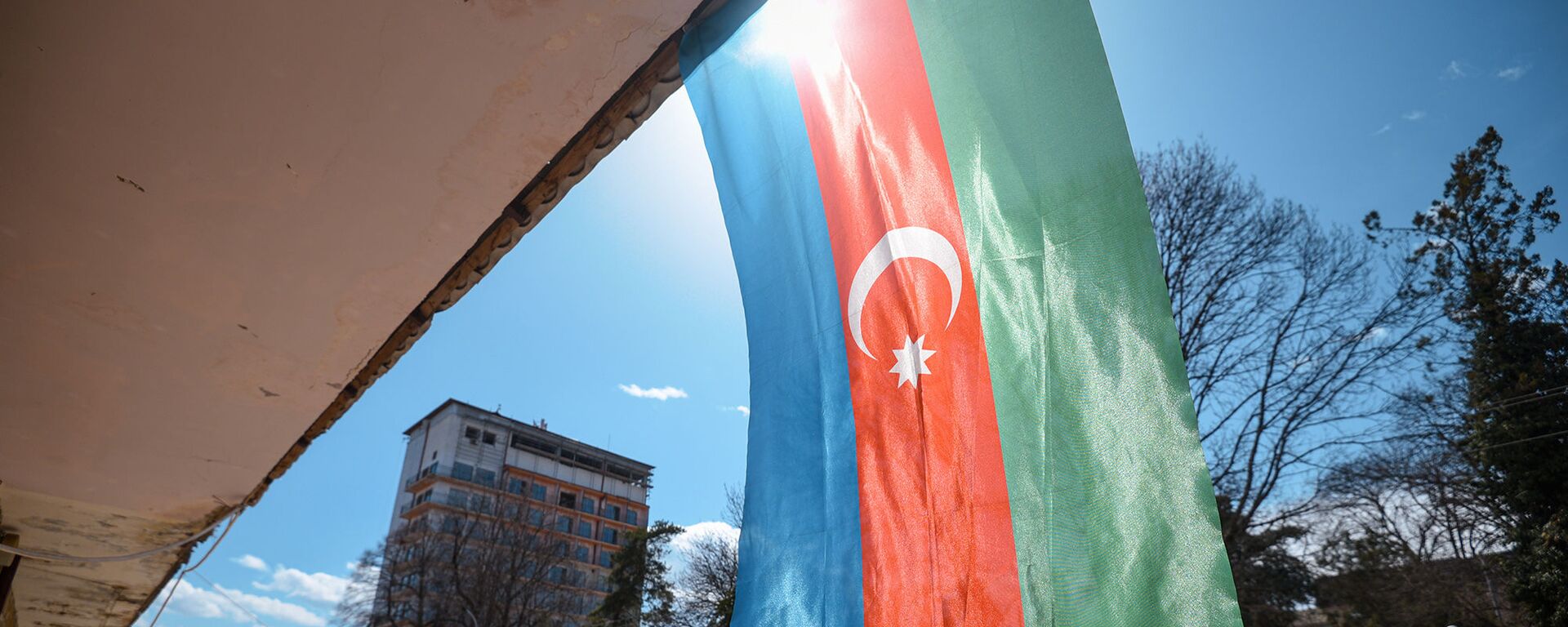 Флаг Азербайджана на одном из зданий в Шуше - Sputnik Азербайджан, 1920, 08.11.2021