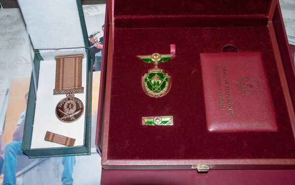 Орден и медаль шехида Отечественной войны Наби Гусейнова - Sputnik Азербайджан