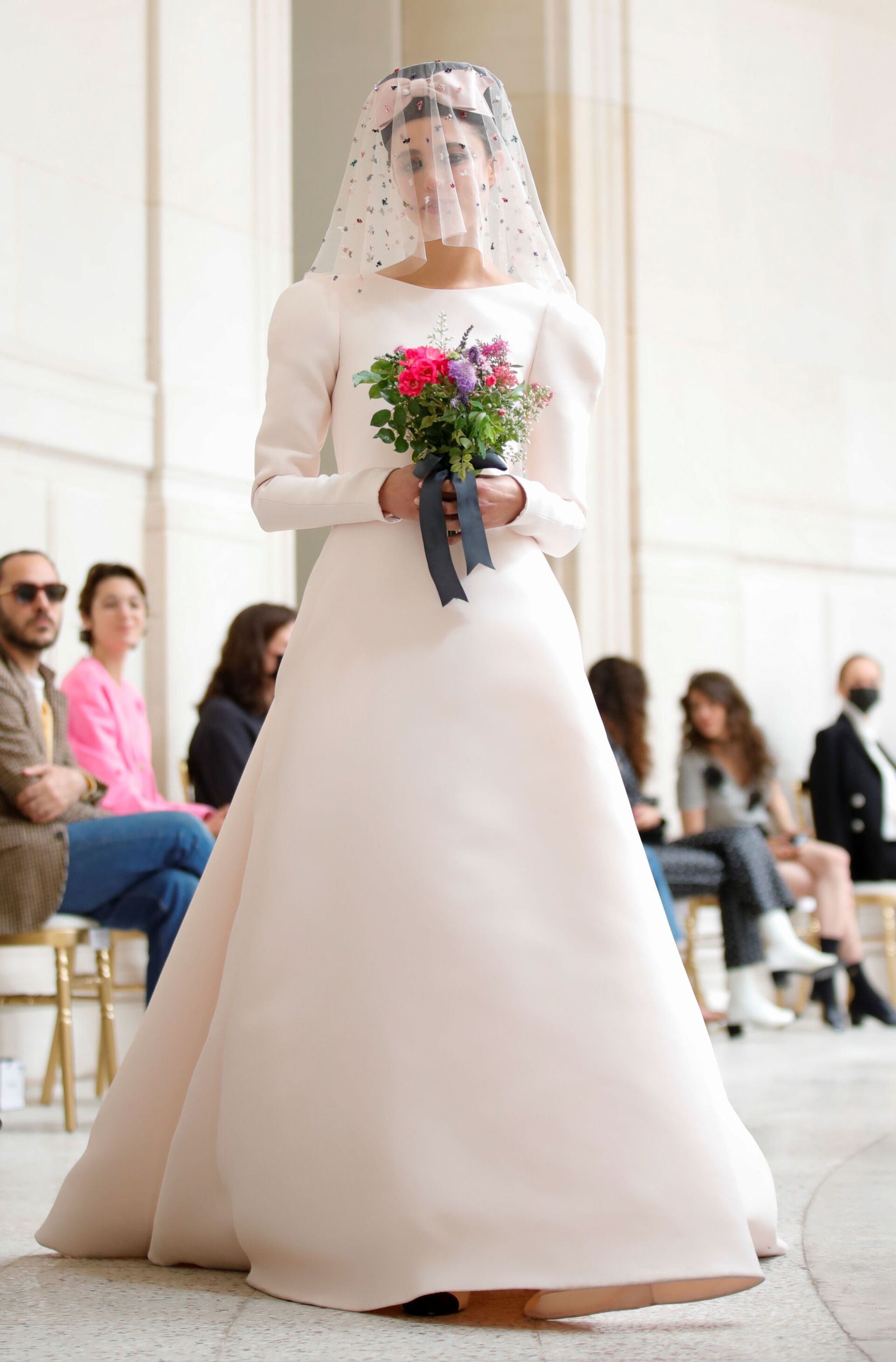 Букет невесты от Chanel и безумие Balenciaga: завершилась Неделя высокой моды - Sputnik Азербайджан, 1920, 09.07.2021
