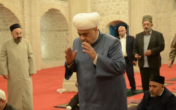 Религиозные деятели совершили намаз в мечети Юхары Говхар Ага в Шуше - Sputnik Азербайджан