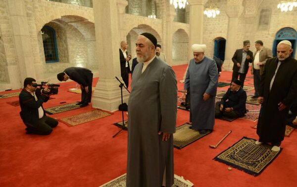 Религиозные деятели совершили намаз в мечети Юхары Говхар Ага в Шуше - Sputnik Азербайджан