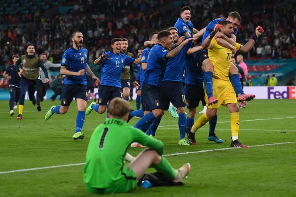 Футболисты сборной Италии радуются победе в финале ЕВРО-2020 - Sputnik Азербайджан