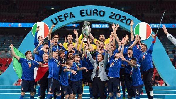 Футболисты сборной Италии радуются победе в финале ЕВРО-2020 - Sputnik Азербайджан