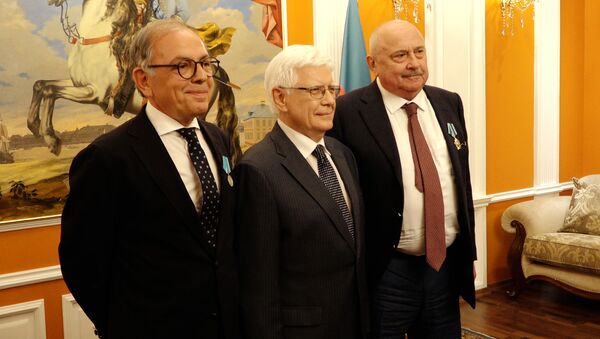 Сон стал явью: азербайджанцам вручили медаль Пушкина и орден Дружбы - Sputnik Азербайджан