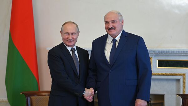 Президент РФ Владимир Путин и президент Беларуси Александр Лукашенко (справа) во время встречи, 13 июля 2021 - Sputnik Азербайджан