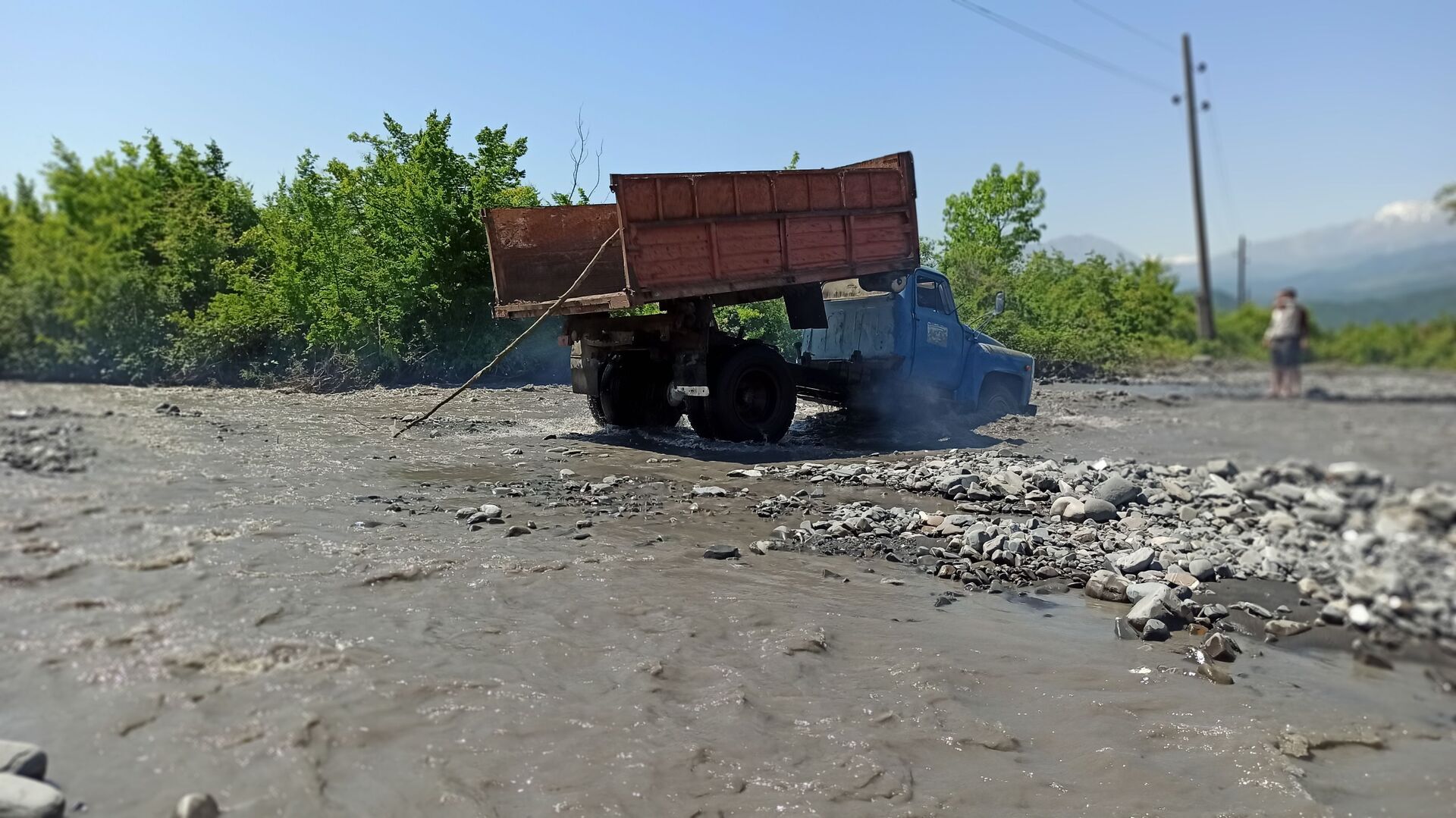 Отрезанные от мира: горная река в Габале встала на пути жителей двух сел - Sputnik Азербайджан, 1920, 21.07.2021
