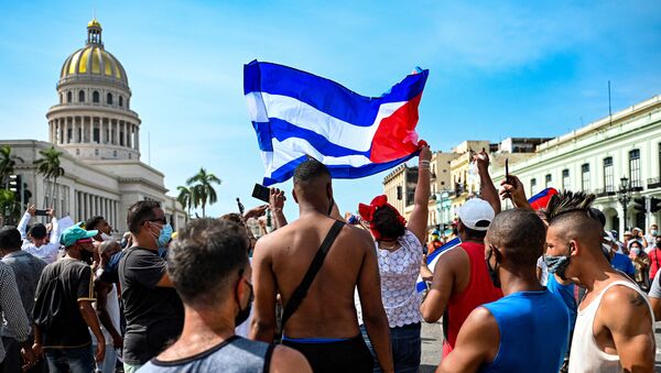 Кубинцы у Капитолия Гаваны во время демонстрации против правительства - Sputnik Азербайджан