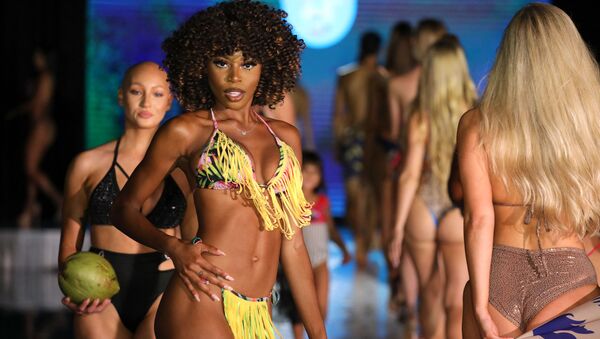 Модель в бикини на модном показе Miami Swim Week в Майами, Флорида  - Sputnik Азербайджан