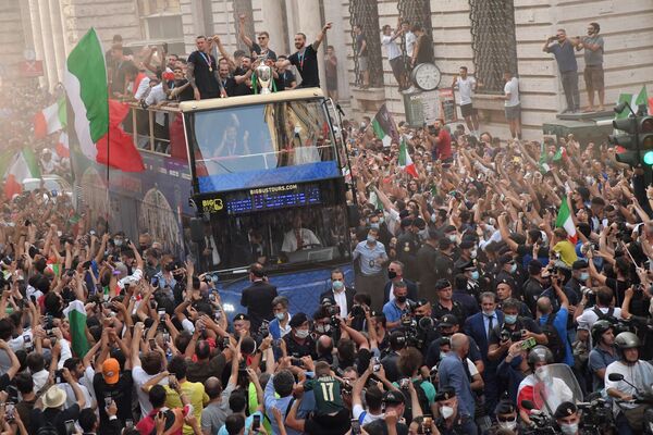 Парад игроков национальной сборной Италии с трофеем ЕВРО-2020 на двухэтажном автобусе в Риме - Sputnik Azərbaycan