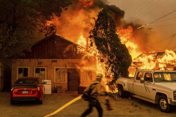 Огонь поглощает дом в штате Калифорния - Sputnik Азербайджан