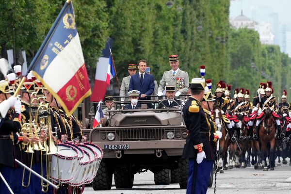 Президент Франции Эмманюэль Макрон и генерал Франсуа Лекуантр на параде в День взятия Бастилии - Sputnik Азербайджан