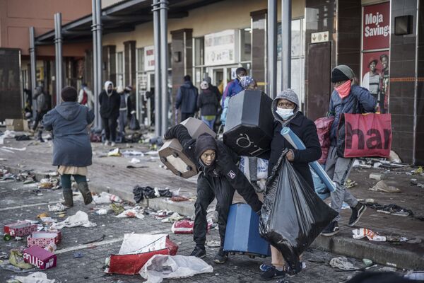 Мародеры грабят торговый центр в Вослоорусе, ЮАР - Sputnik Азербайджан