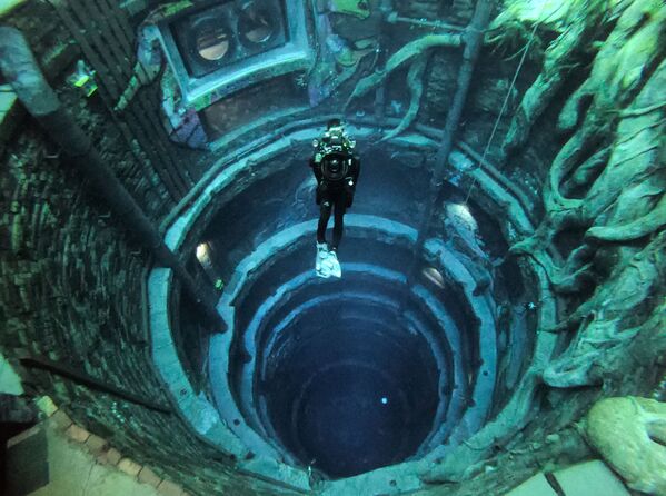 Дайвер в самом глубоком бассейне Deep Dive Dubai в мире в ОАЭ - Sputnik Азербайджан