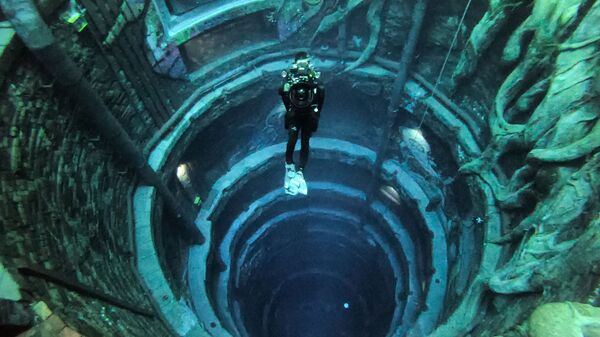 Дайвер в самом глубоком бассейне Deep Dive Dubai в мире в ОАЭ - Sputnik Азербайджан