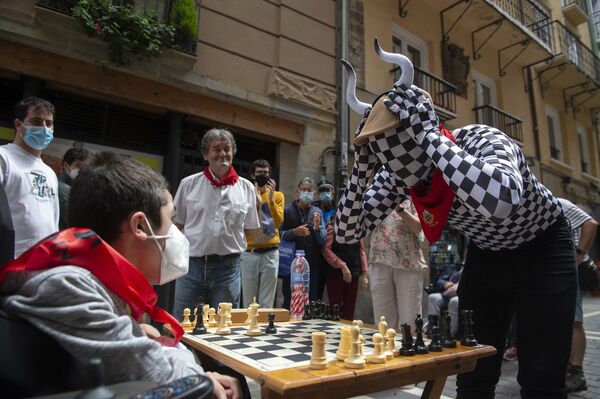 Участники Шахматного забега в Памплоне, Испания - Sputnik Азербайджан