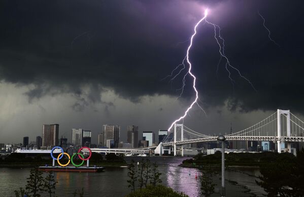 Молния над мостом Rainbow Bridge в Токио, Япония - Sputnik Азербайджан