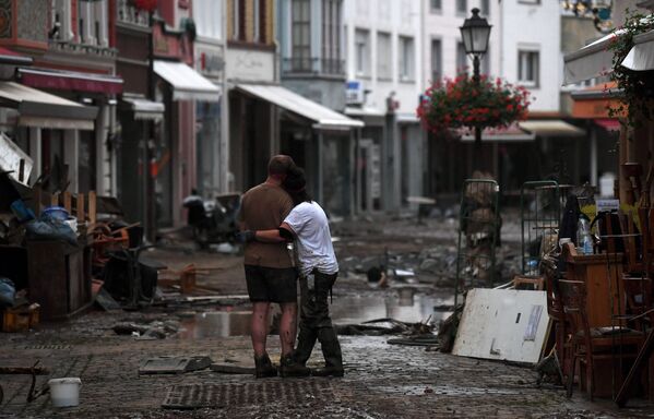 Пара обнимаются, стоя среди обломков в городе Бад-Нойенар-Арвайлер, Германия  - Sputnik Азербайджан