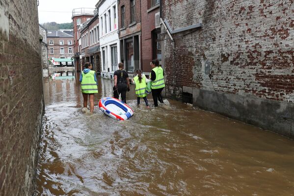 Последствия вызванного сильными дождями наводнения в Пепенстере, Бельгия - Sputnik Азербайджан