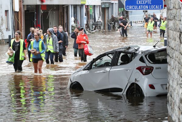 Последствия вызванного сильными дождями наводнения в Пепенстере, Бельгия - Sputnik Азербайджан