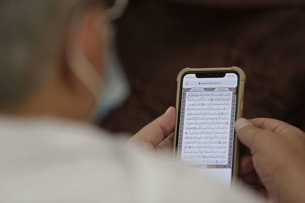 Мусульманский паломник читает Коран недалеко от священного мусульманского города Мекка, Саудовская Аравия - Sputnik Азербайджан