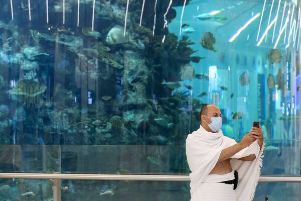 Паломник во врем фотографирования к аквариума в аэропорту в Джидде - Sputnik Azərbaycan