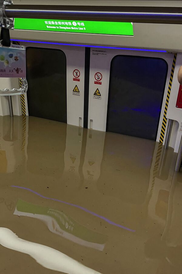 Затопленный вагон метро после проливных дождей в Чжэнчжоу, в провинции Китая Хэнань - Sputnik Azərbaycan