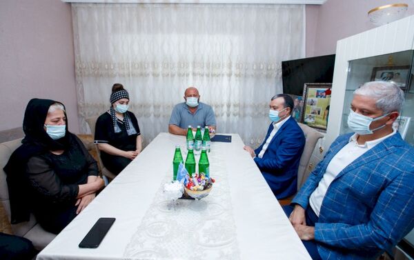 Семьям журналистов, погибших в Кельбаджаре, вручили ключи от новых квартир - Sputnik Азербайджан