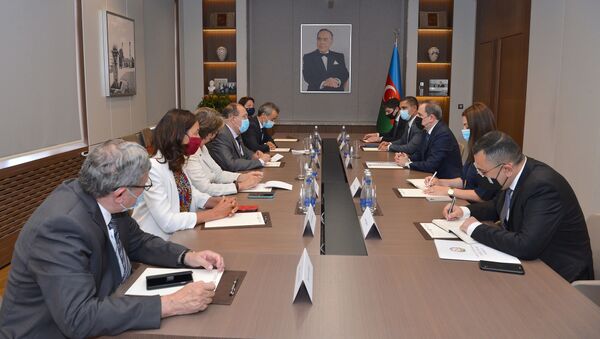 Глава МИД Азербайджана Джейхун Байрамов 22 июля встретился с находящимися с визитом в стране членами Национальной ассамблеи Франции - Sputnik Азербайджан