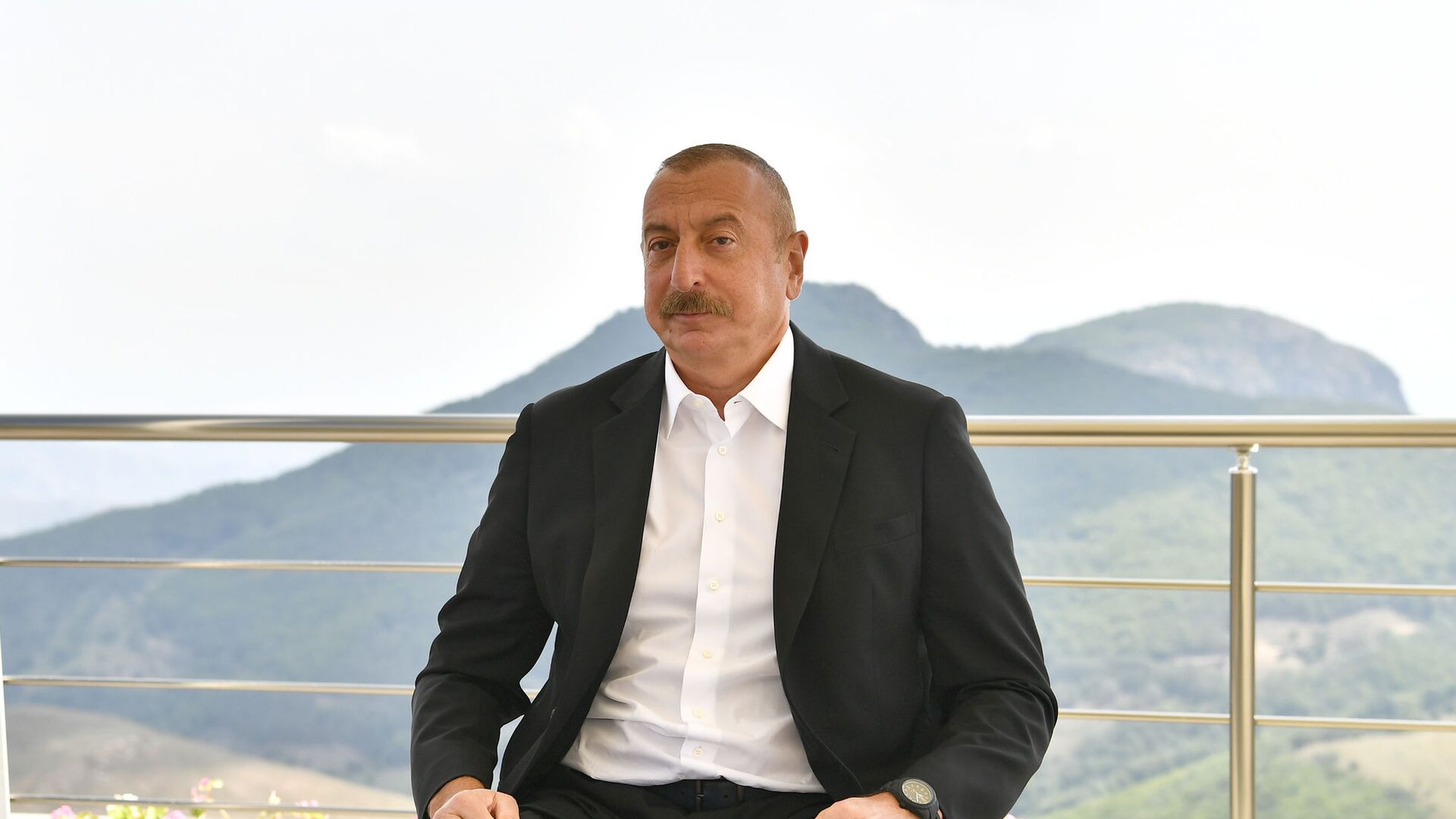 Президент Ильхам Алиев ознакомился на территории комплекса «Човдар» ЗАО AzerGold, Дашкесане. 22 июля 2021 года - Sputnik Азербайджан, 1920, 23.07.2021