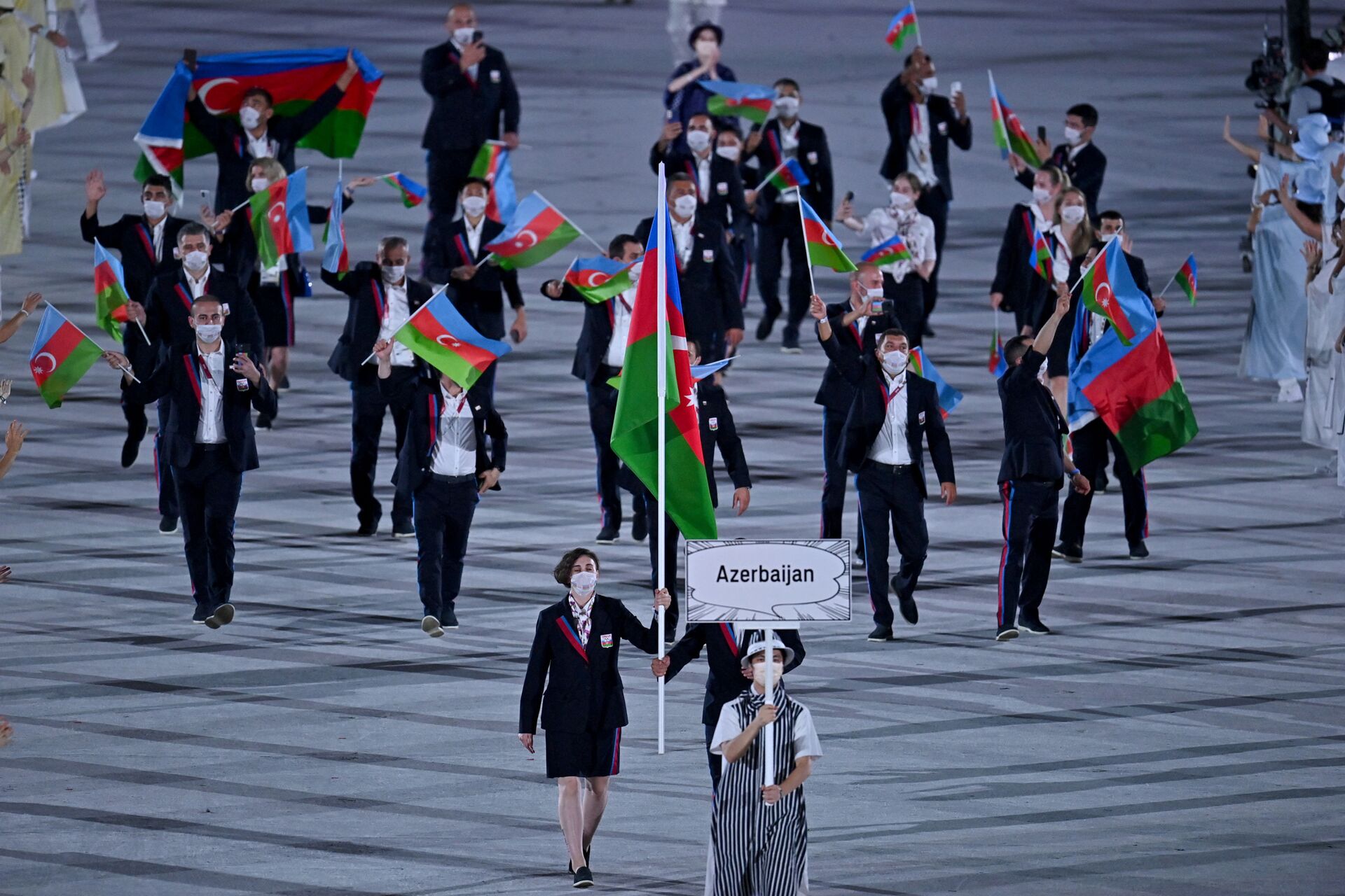 Азербайджанские атлеты прошли в параде на открытии Олимпиады-2020 в Токио - Sputnik Азербайджан, 1920, 23.07.2021