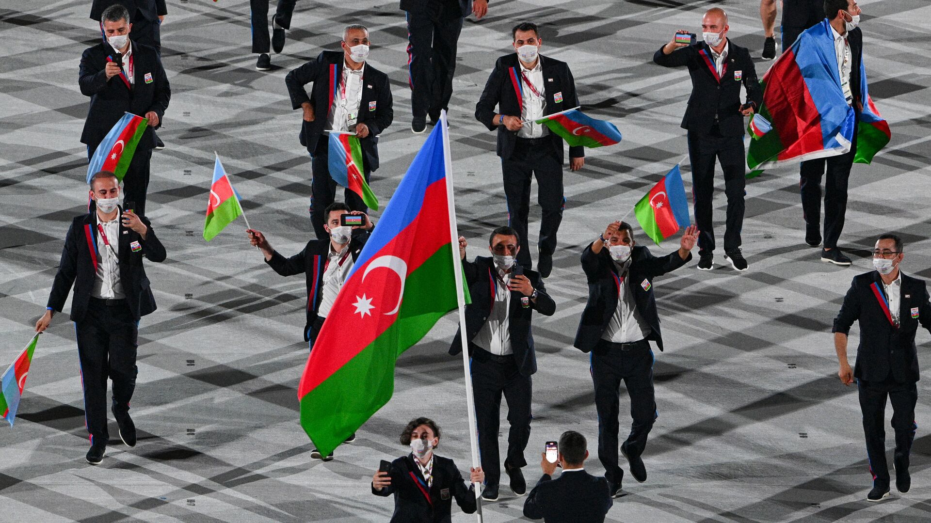 Проход азербайджанской делегации на церемонии открытия 32-летних Олимпийских игр - Sputnik Азербайджан, 1920, 07.08.2021
