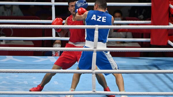Дуаонг Ван Нгуен (в красном) из Вьетнама и Тайфур Алиев из Азербайджана во время отборочного поединка по боксу среди мужчин (52-57 кг) на Олимпийских игр 2020 года в Токио - Sputnik Azərbaycan