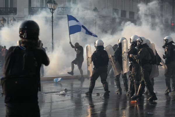 Греческая полиция использует слезоточивый газ для разгона протестующих против вакцинации в центре Афин  - Sputnik Азербайджан