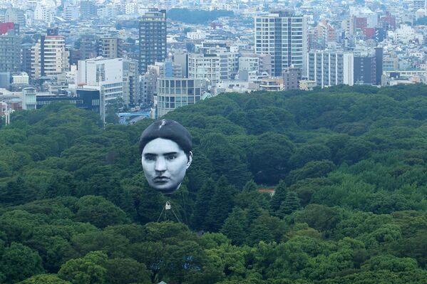 Воздушный шар, созданный японской арт-группой mé, парит над токийским парком Ёёги, Япония - Sputnik Азербайджан
