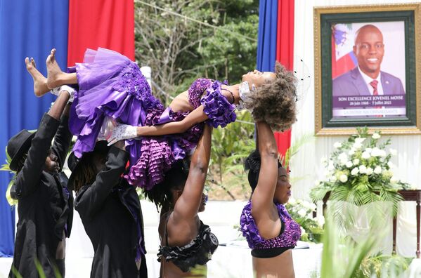 Гаитянские танцоры выступают во время церемонии в честь покойного президента Гаити Жовенеля Моиза в Национальном музее Пантеона в Порт-о-Пренсе, Гаити - Sputnik Азербайджан