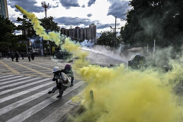 Столкновения демонстрантов с полицией в Медельине, Колумбия - Sputnik Азербайджан
