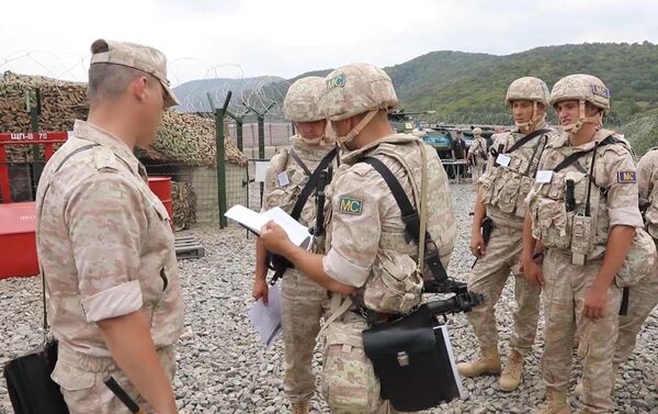 Российские миротворцы провели тренировку по обороне наблюдательного поста в Карабахе - Sputnik Азербайджан