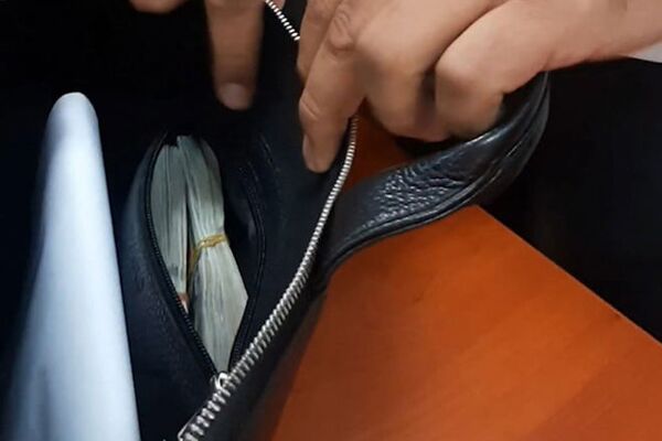 Контрабанду иностранной валюты в крупном объеме выявили таможенники в Международном аэропорту Гейдар Алиев у пассажира авиарейса Баку-Стамбул - Sputnik Азербайджан