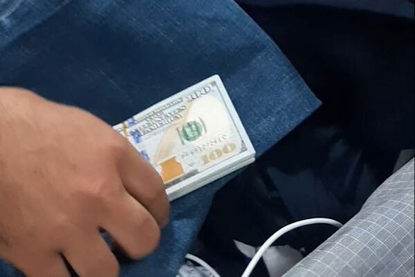 Контрабанду иностранной валюты в крупном объеме выявили таможенники в Международном аэропорту Гейдар Алиев у пассажира авиарейса Баку-Стамбул - Sputnik Азербайджан