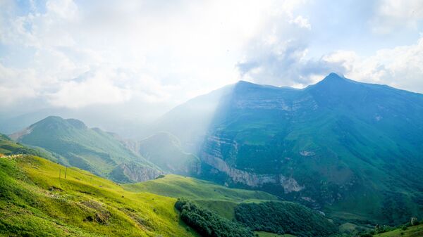 Пейзаж гор в городе Гусар - Sputnik Азербайджан
