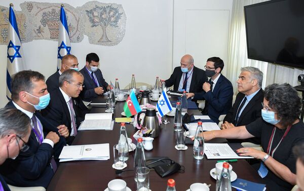 Министр экономики Азербайджана Микаил Джаббаров во время встречи с министром иностранных дел Израиля Яиром Лапидом - Sputnik Азербайджан