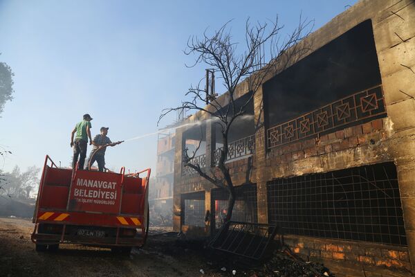 Пожарные охлаждают сгоревший в результате лесного пожара дом в Манагавте, Турция  - Sputnik Azərbaycan