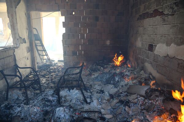 Комната сгоревшего в результате лесного пожара дома в Манагавте, Турция - Sputnik Azərbaycan